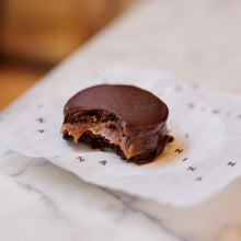 Cargar imagen en el visor de la galería, Alfajor de chocolate 70% y dulce de leche
